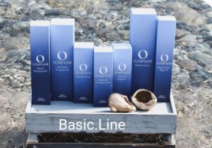 Kosmetikserie Basicline von OceanWell mit Wasser im Hintergrund